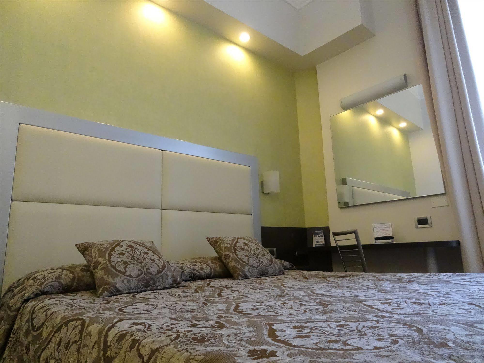 โฮเต็ล เพียเซ็นซ่า Hotel มิลาน ภายนอก รูปภาพ